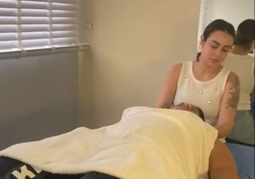 Fisioterapeuta atendendo atleta com vestígios de roupa esportiva na Clínica Bagatini